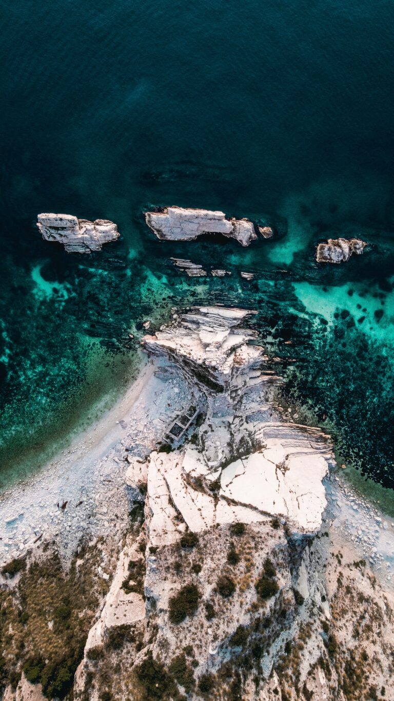 Turquoise zee en witte rotsformaties bij Spiaggia delle Due Sorelle in Le Marche