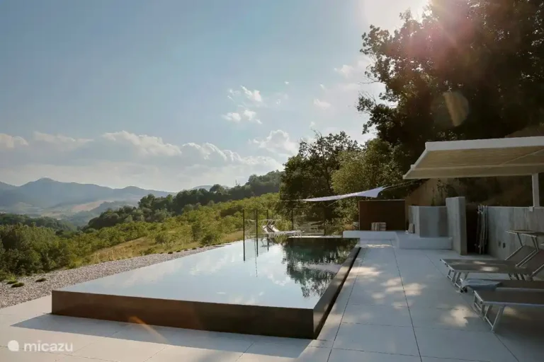 Villa met verwarmd zwembad in Le Marche